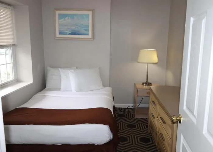 The Burgundy And Motel 2*