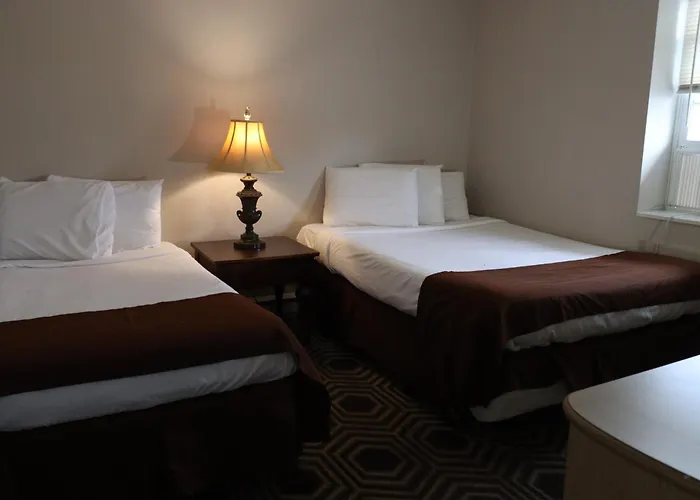 Motel The Burgundy And 2*