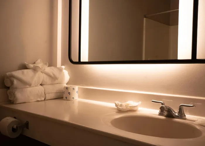 The Burgundy And Motel 2*
